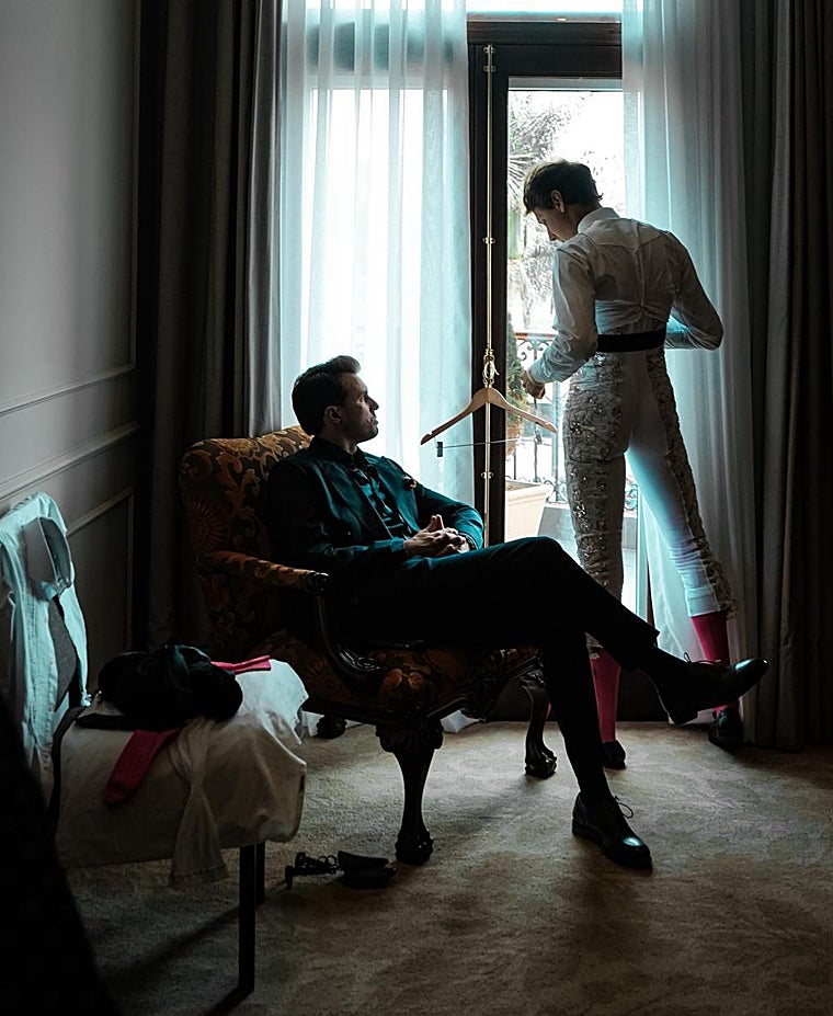 Enfundándose el blanco y plata mientras mira por la ventana, con su hermano Fernando sentado y vigilando sus miedos