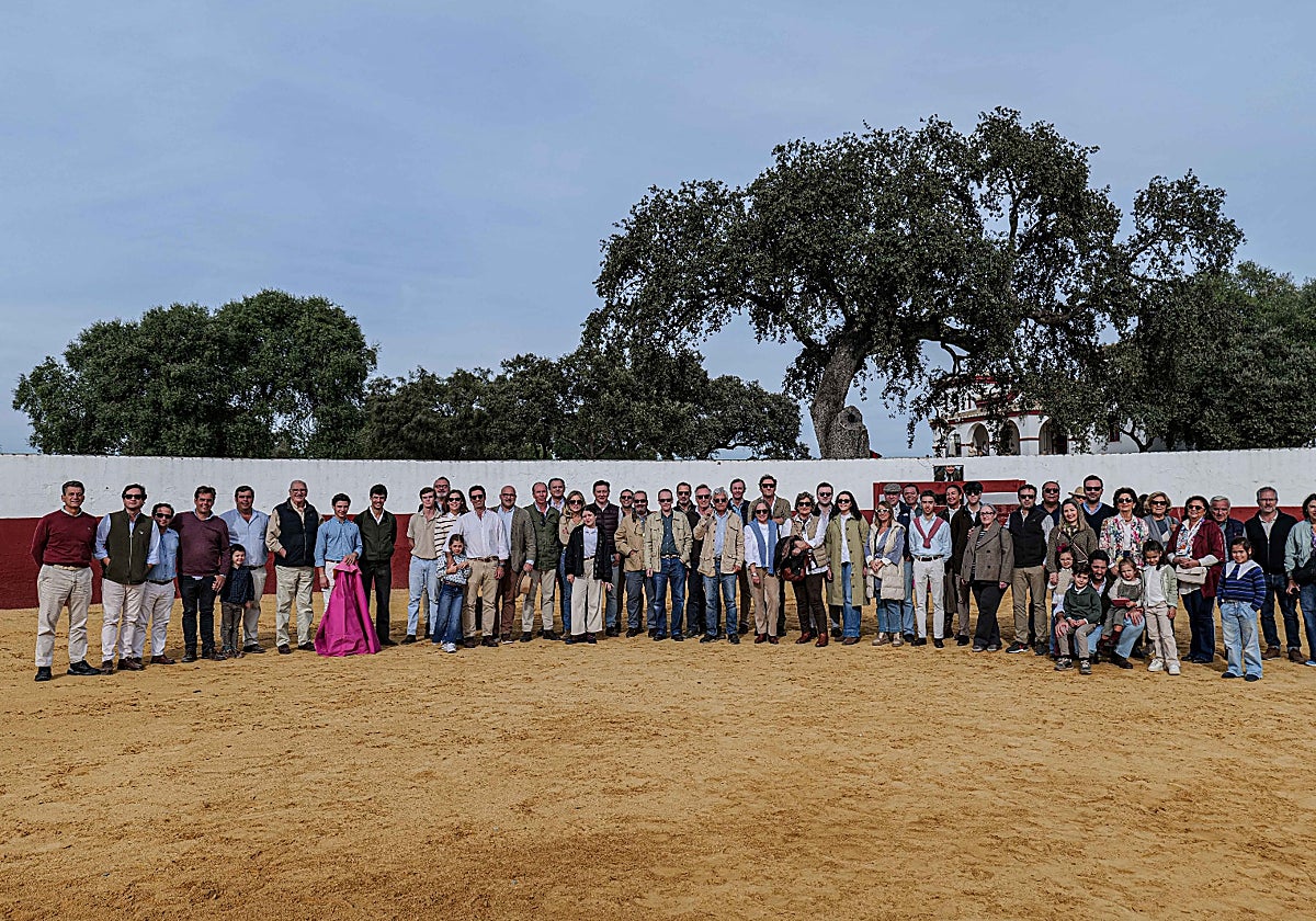 Foto de familia de la jornada de campo del Circulo Cultural Taurino Pablo Aguado