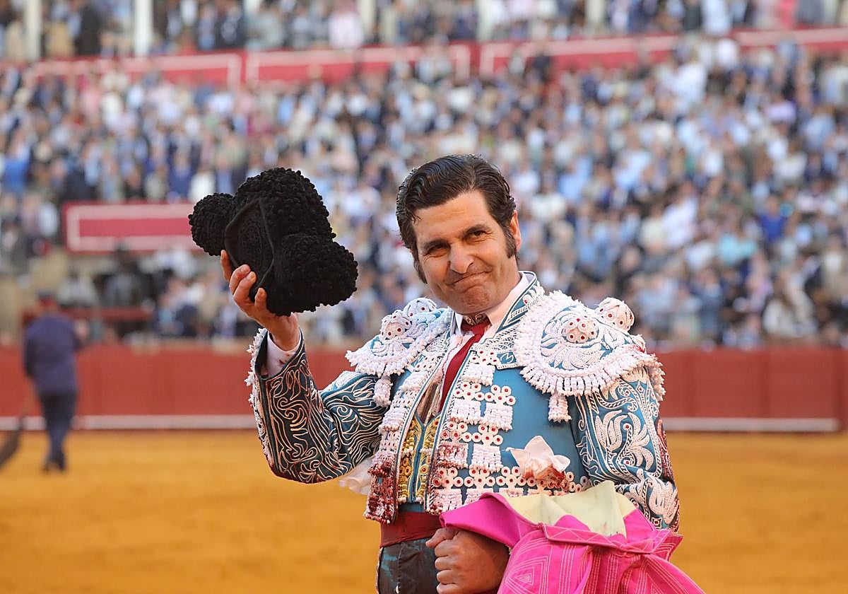 Morante saluda al tendido en la Maestranza de Sevilla