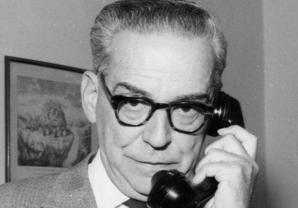 El autor recibiendo las felicitaciones por el Nobel en 1961