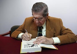 Bryce Echenique entrega al Cervantes el manuscrito de 'Un mundo para Julius'