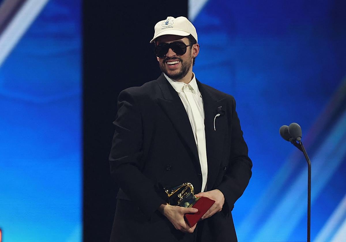 El cantante puertorriqueño Bad Bunny recibe el premio al Álbum del Año