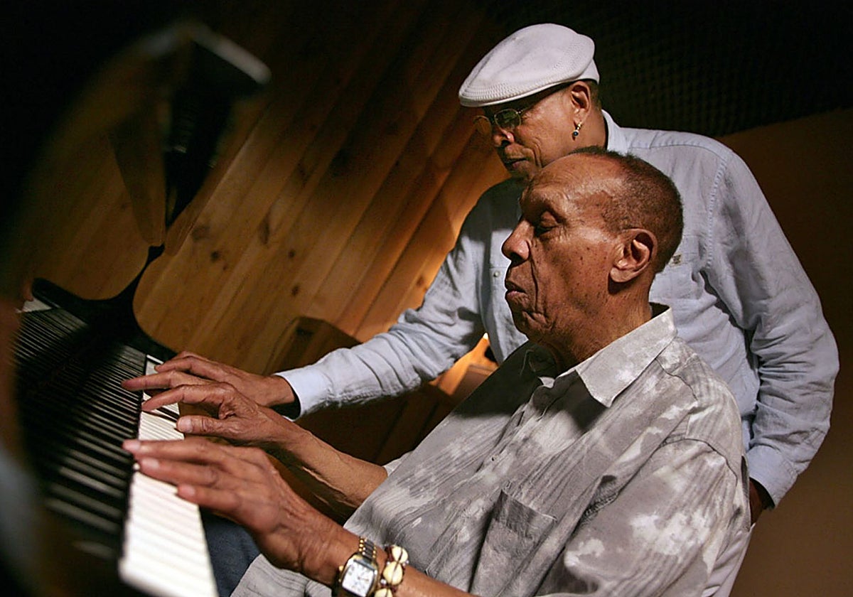 Chucho Valdés (detrás), junto a su padre, Bebo Valdés, en 2007