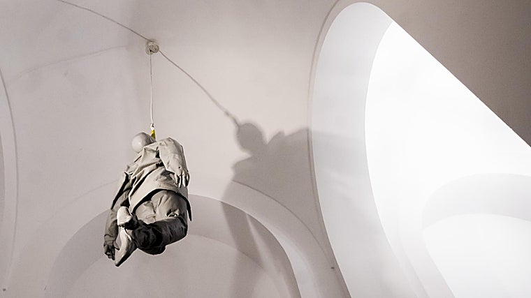 Na escadaria de Murillo está a figura de Juan Muñoz suspensa no teto.