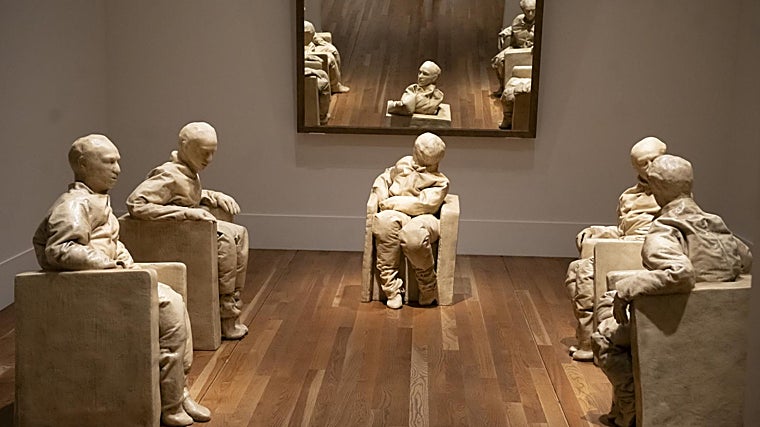 “Cinco Figuras Sentadas” de Juan Muñoz, obra que faz referência a Las Vegas.