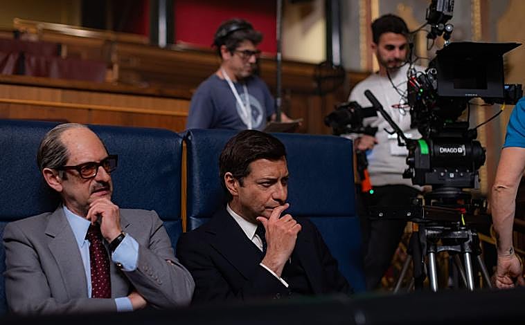 Imagen principal - Arriba, Manolo Solo como Gutérrez Mellado y Álvaro Morte como Suárez en el Congreso; abajo, Alberto Rodríguez da instrucciones a Morte durante una secuencia. En último lugar, Morte en el Congreso de los Diputados