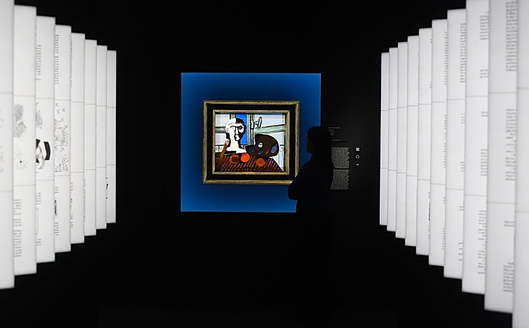 Imagen principal - En las imágenes, de arriba abajo, montaje de 'La obra maestra desconocida' de Balzac, con ilustraciones de Picasso, en el Picasso-Málaga, con la voz de Carlos Álvarez; '¿Qué quieres de mí?' (1928), fotografía de Claude Cahun; y 'El beso', de Lorca 