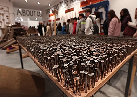 Imagen secundaria 1 - En las imágenes, algunas de las propuestas de Hirschhorn en Cáceres, como 'My Atlas' o 'Gravity'