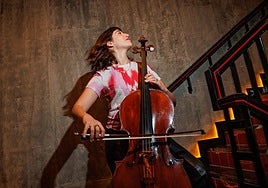 Camille Thomas, la chelista que invoca a Satie con Radiohead