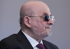 Salman Rushdie: «Nunca me he arrepentido de dedicarme a escribir, es lo único que he querido hacer siempre»