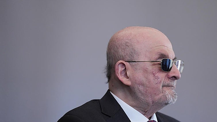 Salman Rushdie: «Nunca me he arrepentido de dedicarme a escribir, es lo único que he querido hacer siempre»