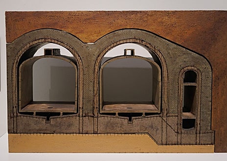 Imagen secundaria 1 - Fotografía de la construcción de la Cámara del Oro y maqueta de la sección transversal de la Caja Subterránea de 1932. Unas visitantes contemplan el boceto original del Patio de Operaciones