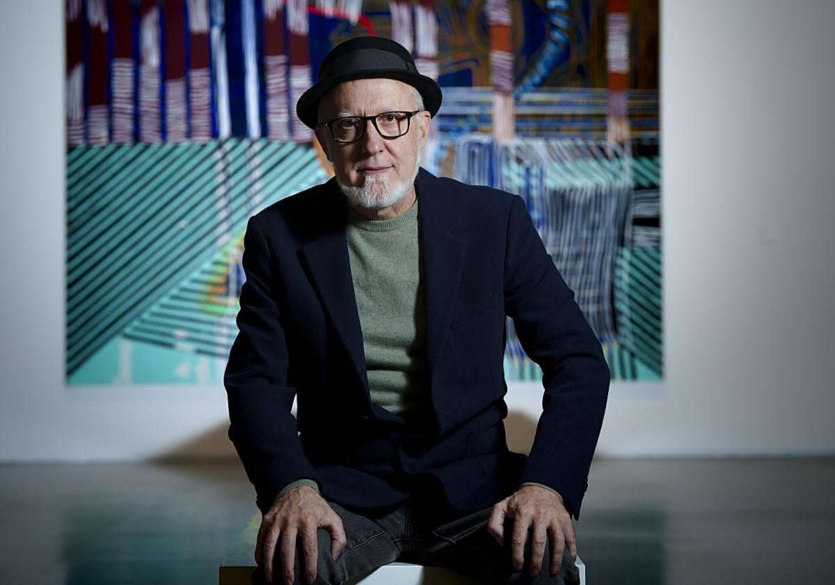 Juan Uslé, en el Reina Sofía, junto a algunas de sus pinturas, tras su entrevista con ABC