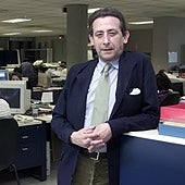 Alfonso Ussía, en la Redacción de ABC en 2001, tras ser galardonado con el Cavia
