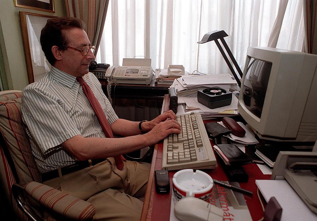 Alfonso Ussía, en su casa de Madrid