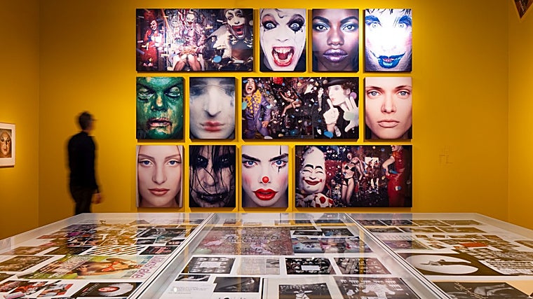 Detalle del montaje de la muestra de Erwin Olaf en Ámsterdam