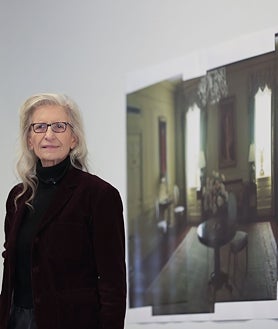Imagen secundaria 2 - En las imágenes, de arriba abajo, detalle del montaje de 'Wonderland'; un hombre toma una foto con su móvil de las fotos 'de cabecera' de la creadora; retrato de Annie Leibovitz en la Fundación MOP