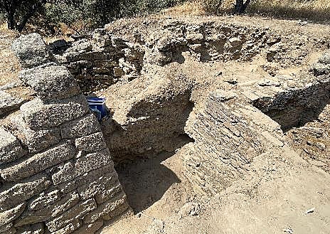 Imagem secundária 1. Bastião, visto de diferentes lados.