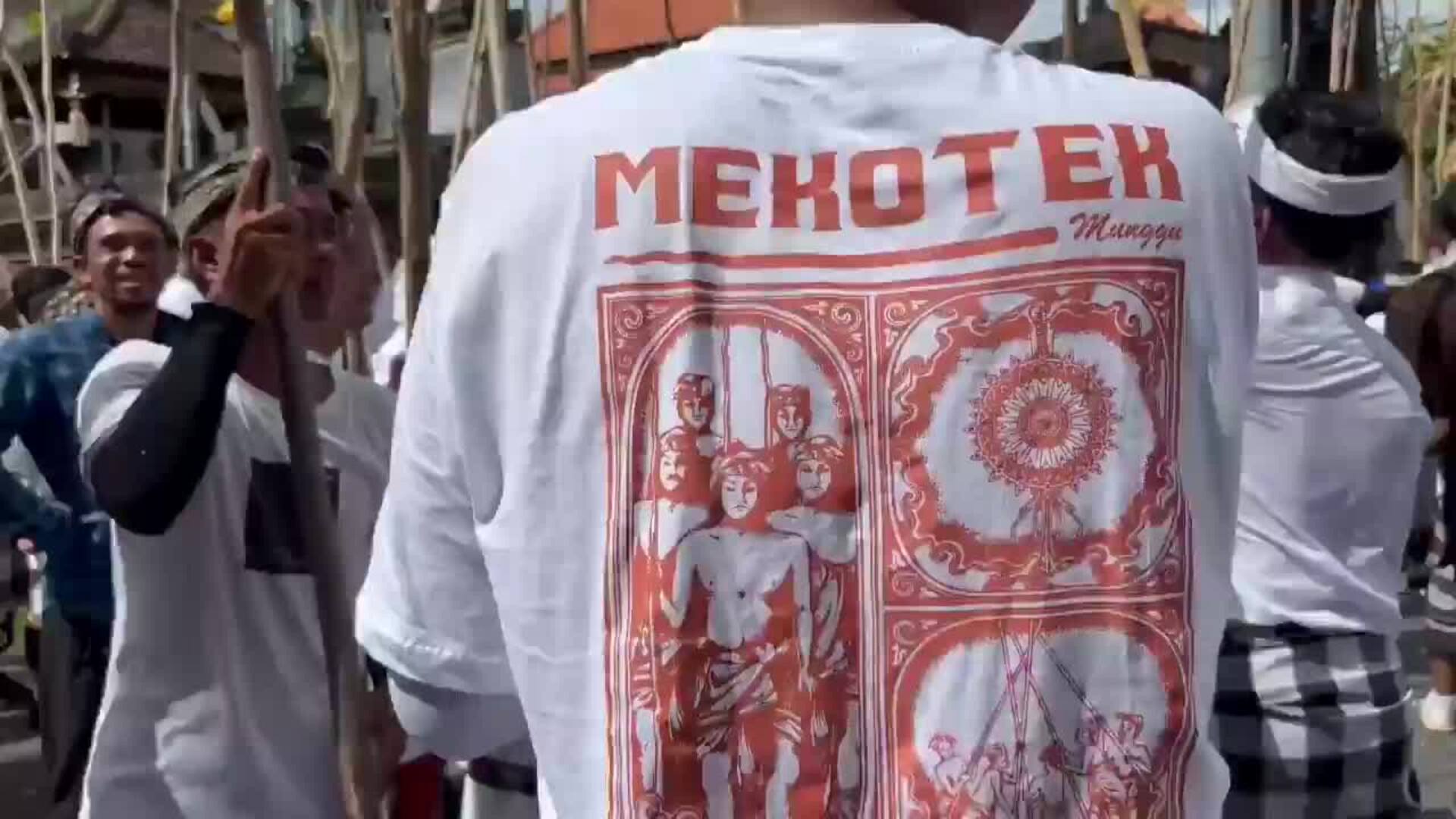 Se realiza el ritual Mekotek en la aldea de Munggu de Bali
