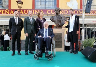 Curro Romero, junto a Carmen Tello, tras desvelarse su monumento en Camas