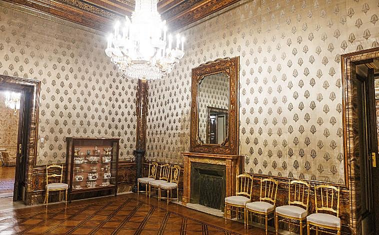 Imagen principal - El despacho de la Reina y detalles de su chimenea y un esquinero