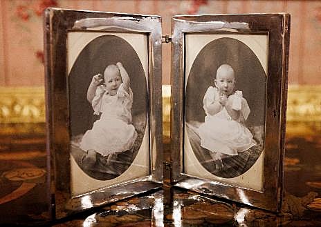 Imagen secundaria 1 - Detalle del cabecero de la cama y de la lámpara del dormitorio y retratos de Don Juan