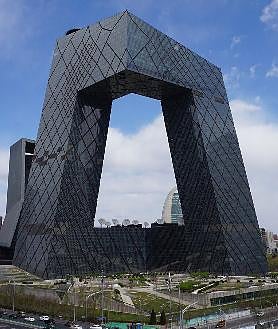 Imagen secundaria 2 - De arriba a abajo y de izquierda a derecha, pabellón Puente de Zaha Hadid, Ciudad de la Cultura, de Eisenman y CCTV en Pekín de Koolhaas