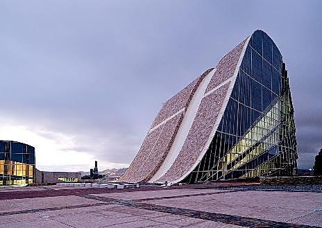 Imagen secundaria 1 - De arriba a abajo y de izquierda a derecha, pabellón Puente de Zaha Hadid, Ciudad de la Cultura, de Eisenman y CCTV en Pekín de Koolhaas