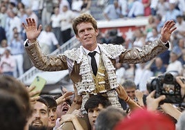 Borja Jiménez en su salida a hombros de Madrid en la última corrida in Memoriam