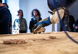 El robot, colocando una pieza