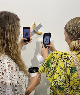 Imagen secundaria 2 - De arriba a abajo y de izquierda a derecha: Reapertura del Museo de Arte Egipcio en El Cairo; Yayoi Kusama, fenómeno del siglo XXI, y dos mujeres fotografían en Basel-Miami el plátano de Maurizio Cattelan 