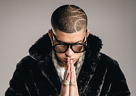 Imagen secundaria 1 - Arriba: Shawn Fanning, uno de los fundadores de Napster, en una rueda de prensa en 2001. Abajo a la izquierda, Bad Bunny, en 2019. A su derecha, una imagen corporativa de Spotify, la principal plataforma de 'Streaming' 