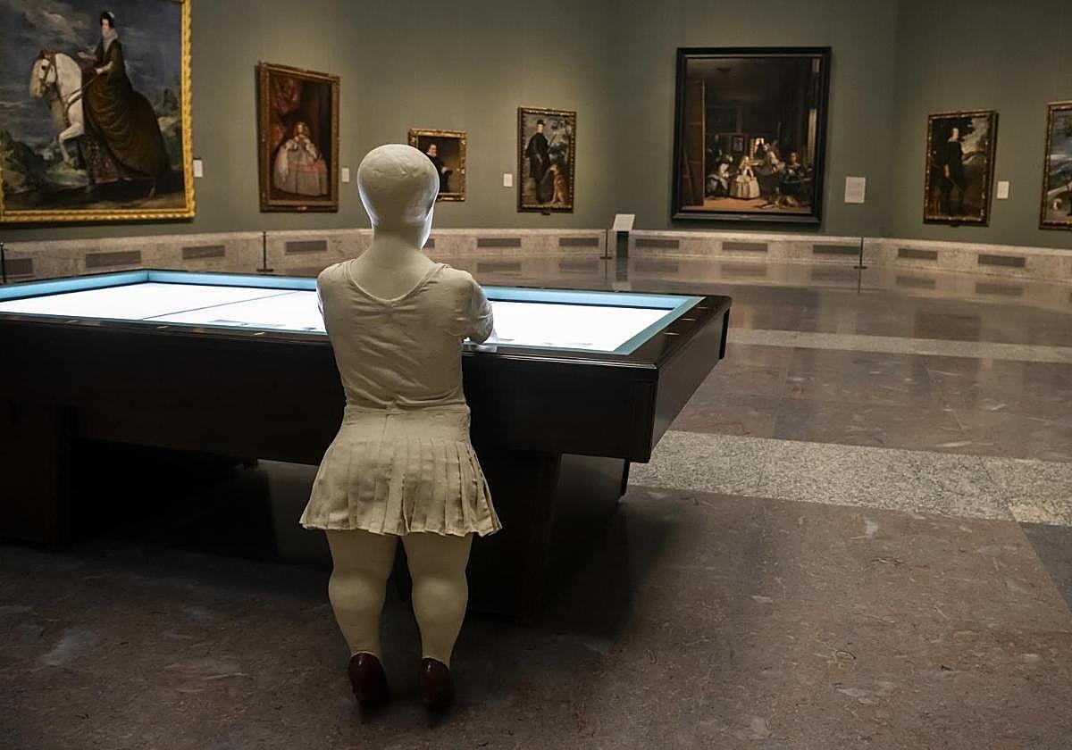 'Sara con mesa de billar', de Juan Muñoz, con 'Las Meninas' al fondo