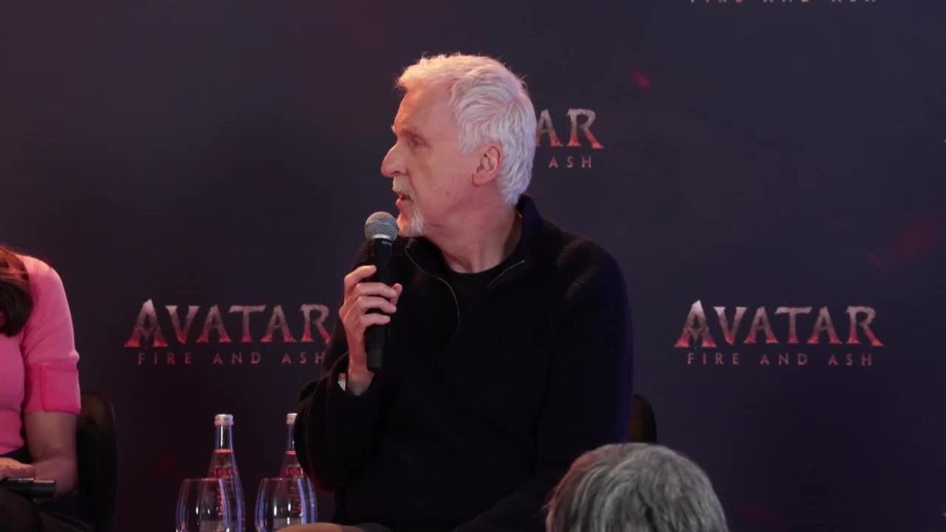 James Cameron dice que el nuevo Avatar refleja problemas reales, como el de los refugiados