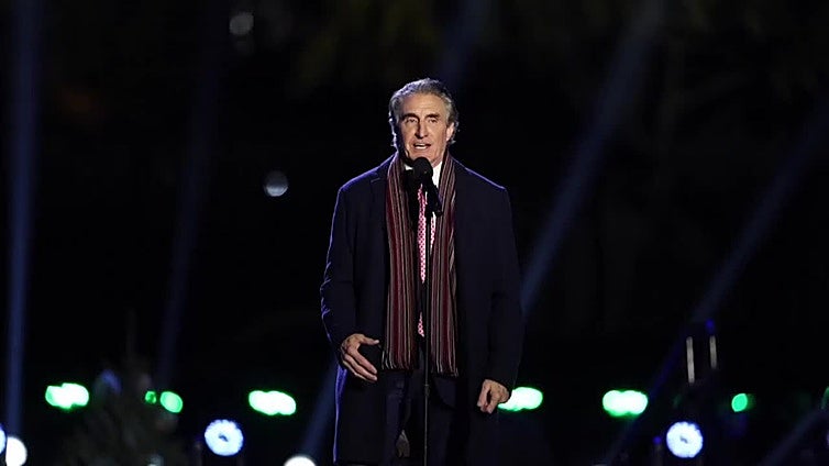 Trump y la primera dama acompañan el encendido del árbol navideño de la Casa Blanca