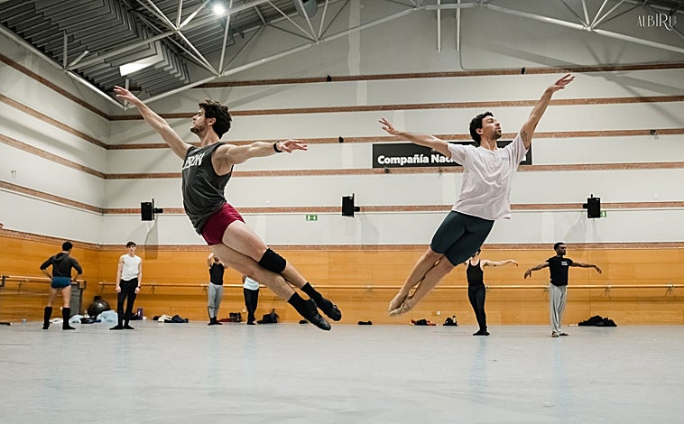 Imagen principal - Dos momentos de los ensayos de 'NumEros' y Muriel Romero