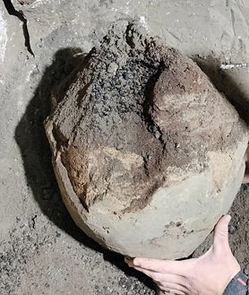 Imagem Secundária 2 - Fragmento do conteúdo das ânforas, reconstrução dos quartos da Civita Giuliana e um dos recipientes de alimentos.