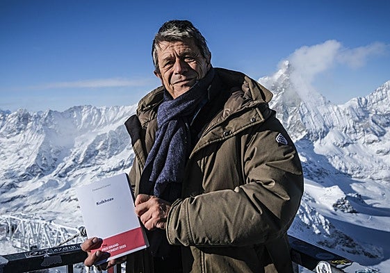 El escritor Emmanuelle Carrère, el pasado viernes en los Alpes italianos.