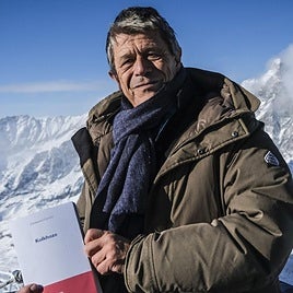 El escritor Emmanuel Carrère, el pasado viernes en los Alpes italianos.