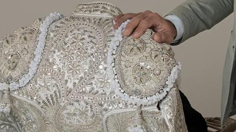 La mano del torero, sobre la chaquetiila blanco y plata con la que ha firmado las tardes de su vida