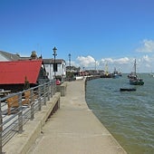 Imagem - Fowles nasceu em 1926 em Leigh-on-Sea, uma pequena freguesia de Essex. Ele resume sua infância em uma frase: “Desde então venho tentando escapar disso”.