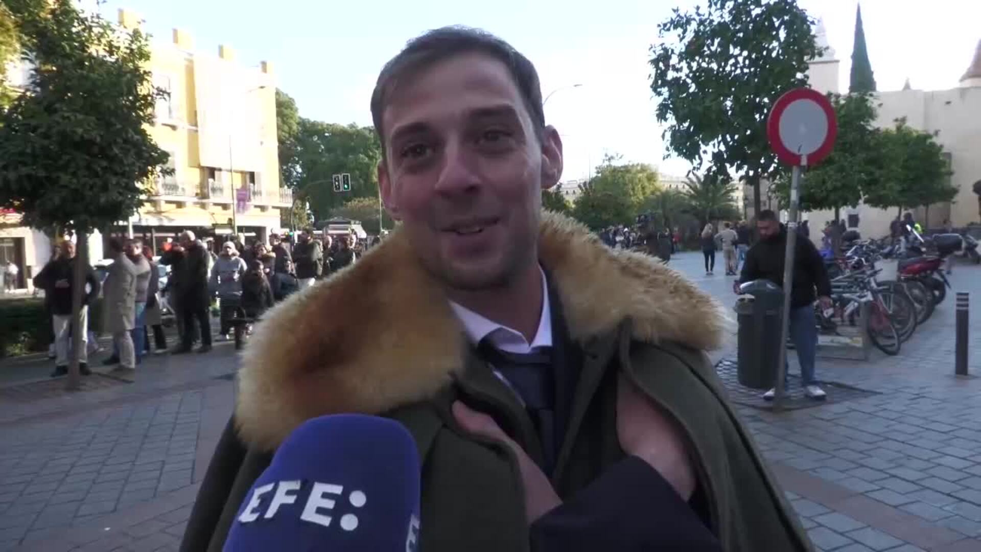 Colas de esperanza para ver de nuevo a la Macarena en su altar