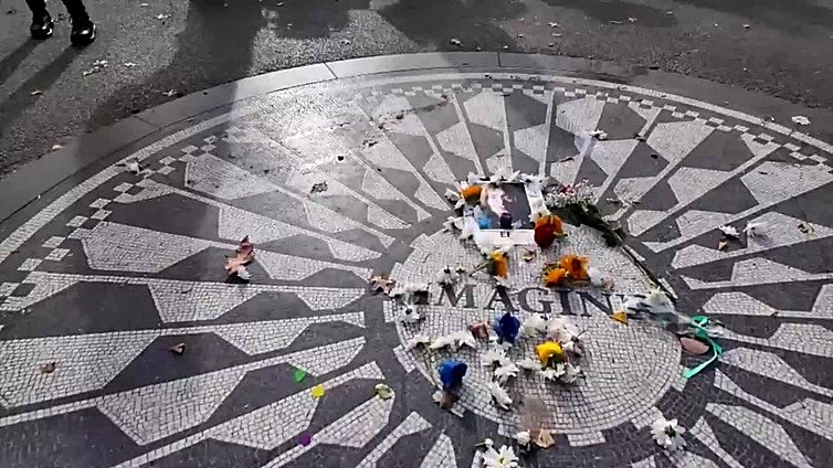 Fans rinden homenaje a John Lennon tras 45 años de su muerte en Central Park