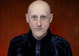 Jorge Ilegal (segundo por la drecha) junto a su banda