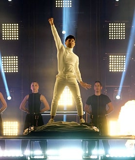 İkincil resim 2 - Sunumun üç anı; tören ustalarıyla Pop Büyücüsü; şarkıcı Amaia; ve Antonio Díaz'ın sahneye çıkışı