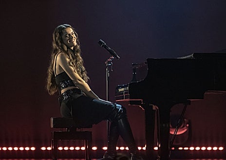 İkincil resim 1 - Sunumun üç anı; tören ustalarıyla Pop Büyücüsü; şarkıcı Amaia; ve Antonio Díaz'ın sahneye çıkışı