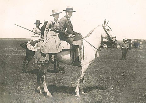 Imagen secundaria 1 - En la primera foto, el conocedor de los toros de Pérez de la Concha cruzando el río Brazo de la Torre, en Vuelta del Cojo, a finales de los cuarenta. En la segunda, Carmen de Federico y Gallito en un tentadero; en la última imagen, de izquierda a derecha, Juan Vázquez, Joselito el Gallo, el marqués de Tamarón y Rafael Barrionuevo