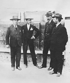 Imagen secundaria 2 - En la primera foto, el conocedor de los toros de Pérez de la Concha cruzando el río Brazo de la Torre, en Vuelta del Cojo, a finales de los cuarenta. En la segunda, Carmen de Federico y Gallito en un tentadero; en la última imagen, de izquierda a derecha, Juan Vázquez, Joselito el Gallo, el marqués de Tamarón y Rafael Barrionuevo