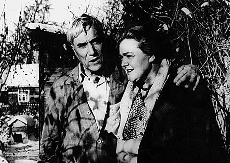 Imagem secundária 1 - O autor do Doutor Jivago em dois retratos e com Olga Ivinskaya na década de 50.