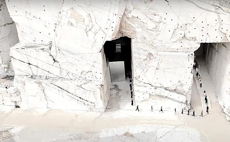 Imagen principal - Detalle de la cantera, con algunos de los eventos celebrados allí, donde se ve cómo las personas son pequeñas figuras al lado de los colosales bloques de mármol